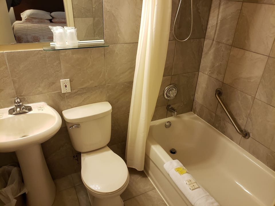 Room, 1 Queen Bed | Bathroom | Free toiletries, towels