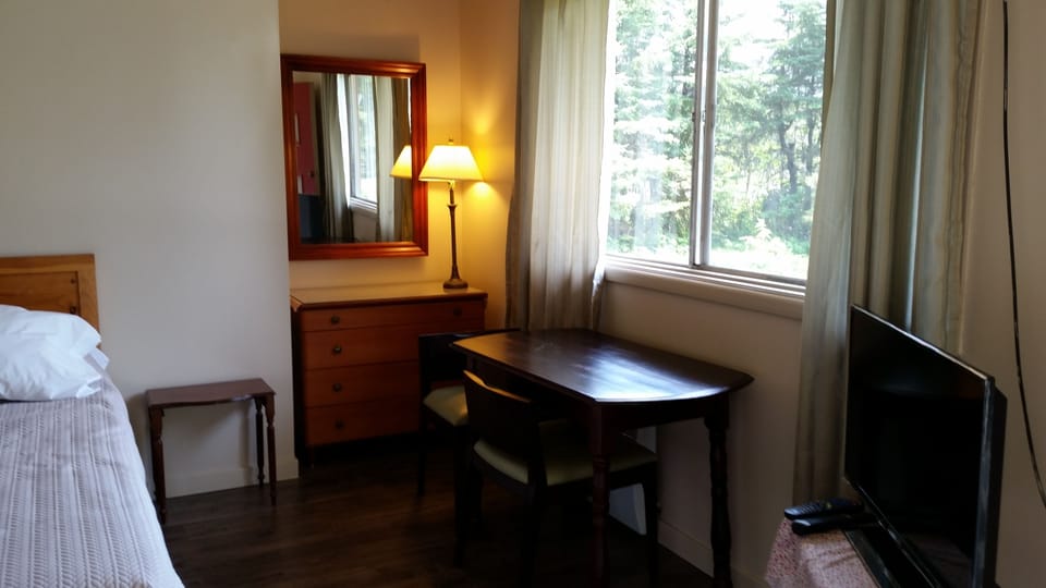 Room, 1 Queen Bed, Kitchenette | Desk, WiFi (free)