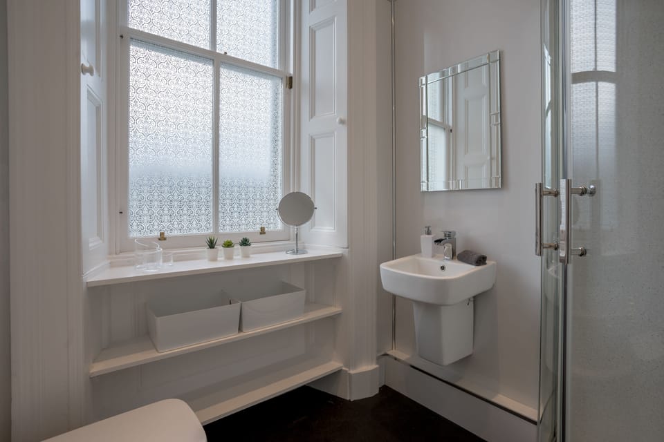 Single Room, Ensuite | Bathroom amenities | Free toiletries, towels