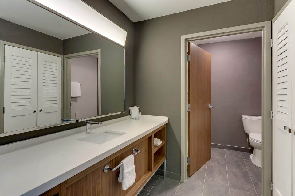 Combined shower/tub, free toiletries, hair dryer, towels