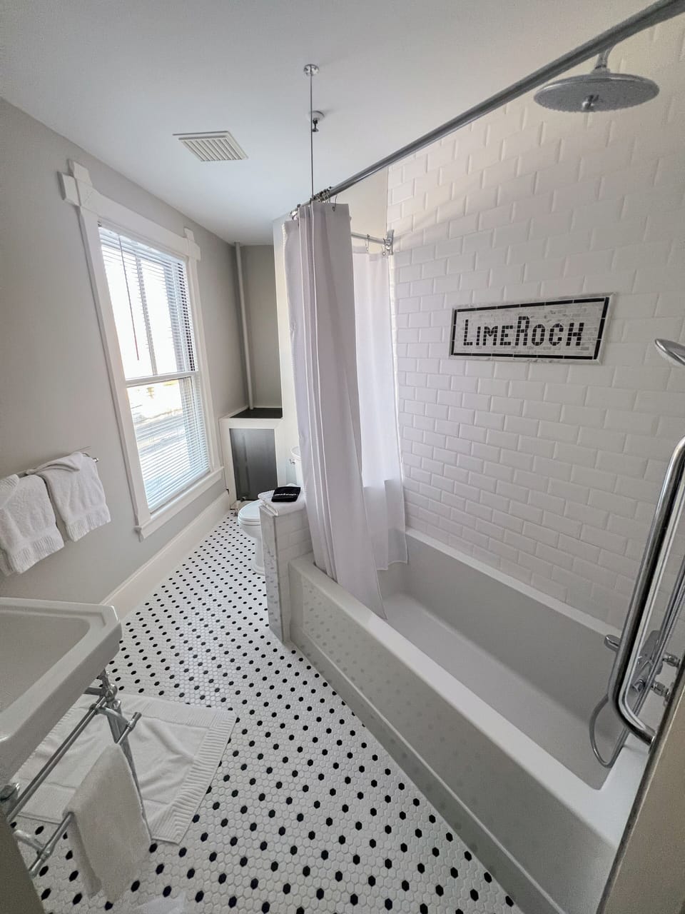 Standard Room, 1 King Bed | Bathroom | Free toiletries, hair dryer, towels
