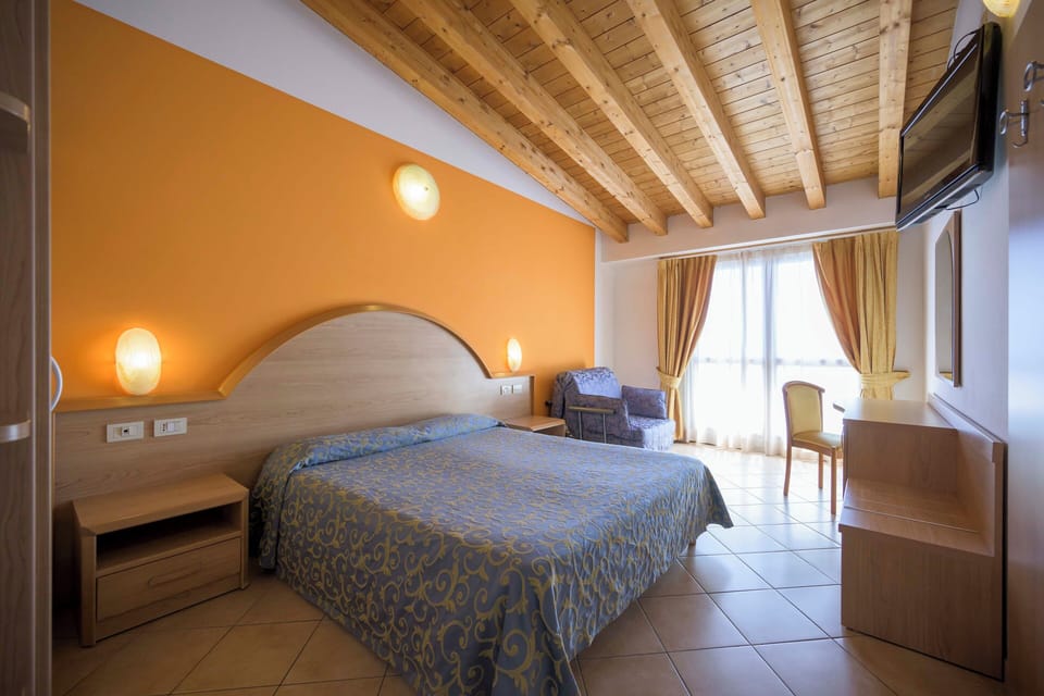 In-room safe, free WiFi, bed sheets