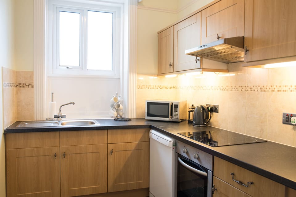 Superior Apartment, Ensuite, River View (Raleigh (2 Bedrooms)) | Private kitchen | Highchair