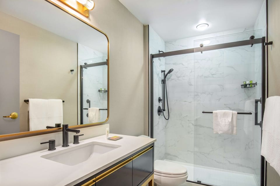 Bathtub, free toiletries, hair dryer, bathrobes