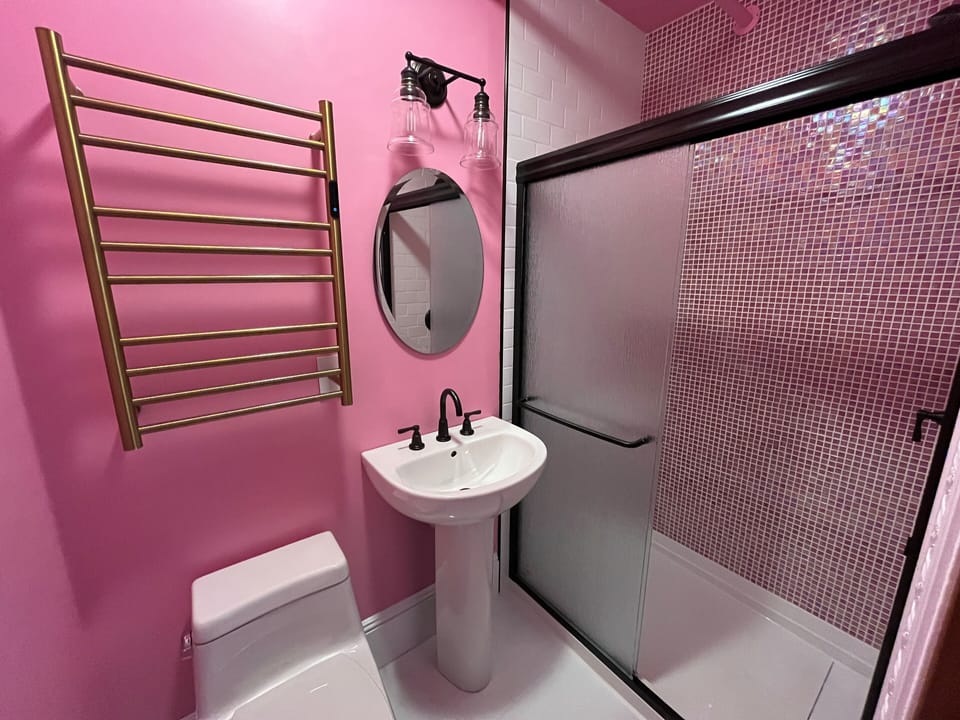 Room 3 | Bathroom | Shower, free toiletries, hair dryer, towels