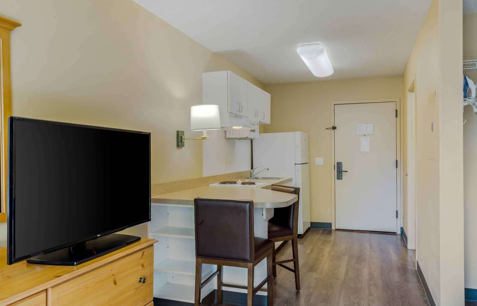 Studio, 1 Queen Bed, Non Smoking | Desk, laptop workspace, blackout drapes, iron/ironing board