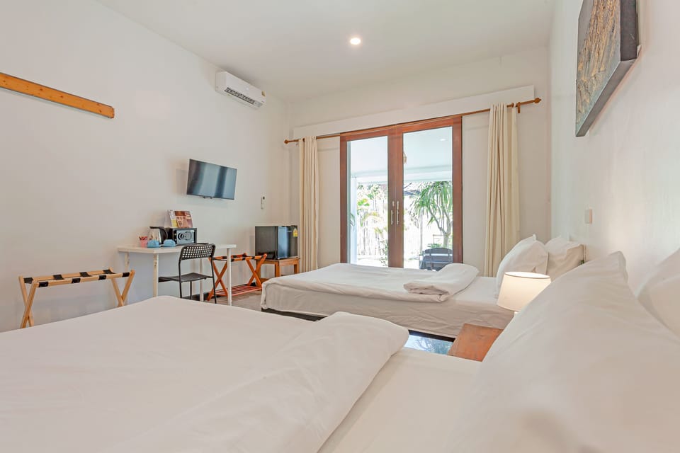 Deluxe Twin Bed Room Garden View | Desk, blackout drapes, WiFi (free), bed sheets