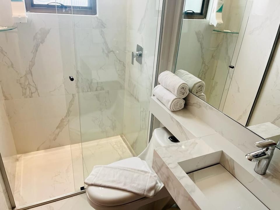 Executive Twin Room | Bathroom | Shower, free toiletries, hair dryer, towels