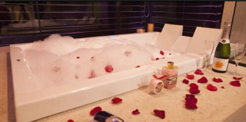 Chalet (Triplex) | Bathroom | Shower, free toiletries, hair dryer, bathrobes