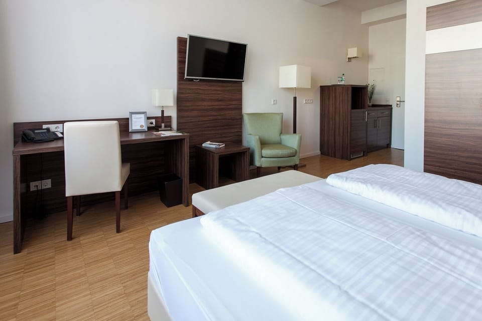 Comfort Double or Twin Room | In-room safe, desk, soundproofing, WiFi (free)