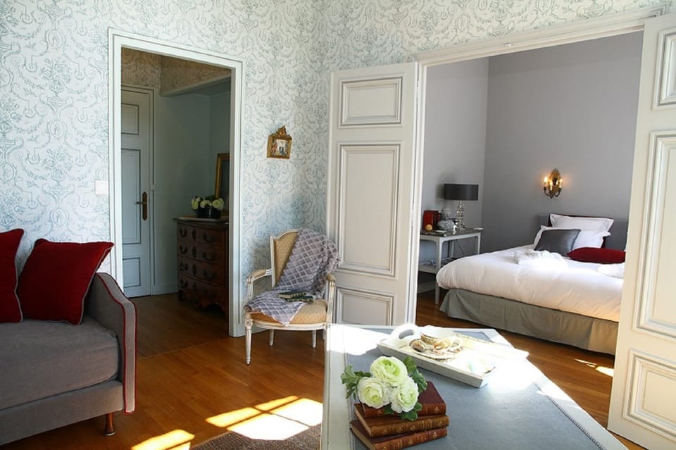 Luxury Suite (Suite Château) | Minibar, desk, free WiFi, bed sheets