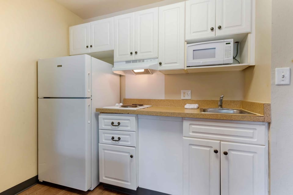 Full-size fridge, microwave, stovetop, dishwasher