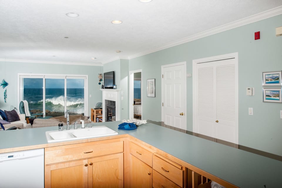 Condo, 1 Bedroom, 2 Bathrooms, Ocean View (Sea for Two) | Private kitchen | Full-size fridge, microwave, oven, stovetop