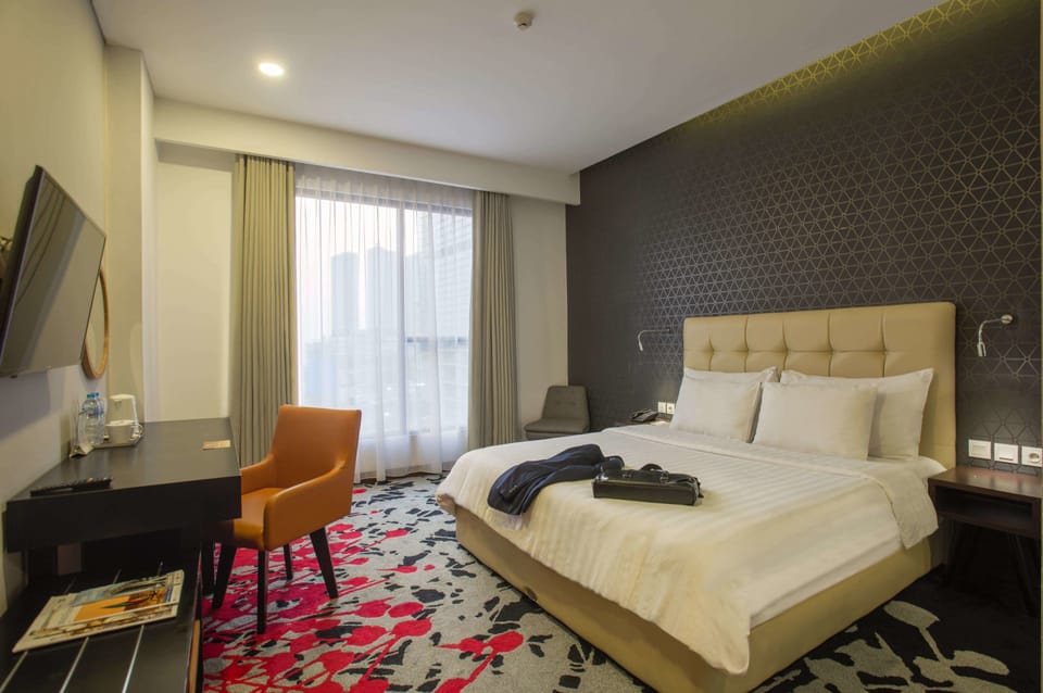 Standard Room, 1 King Bed | Egyptian cotton sheets, minibar, in-room safe, desk