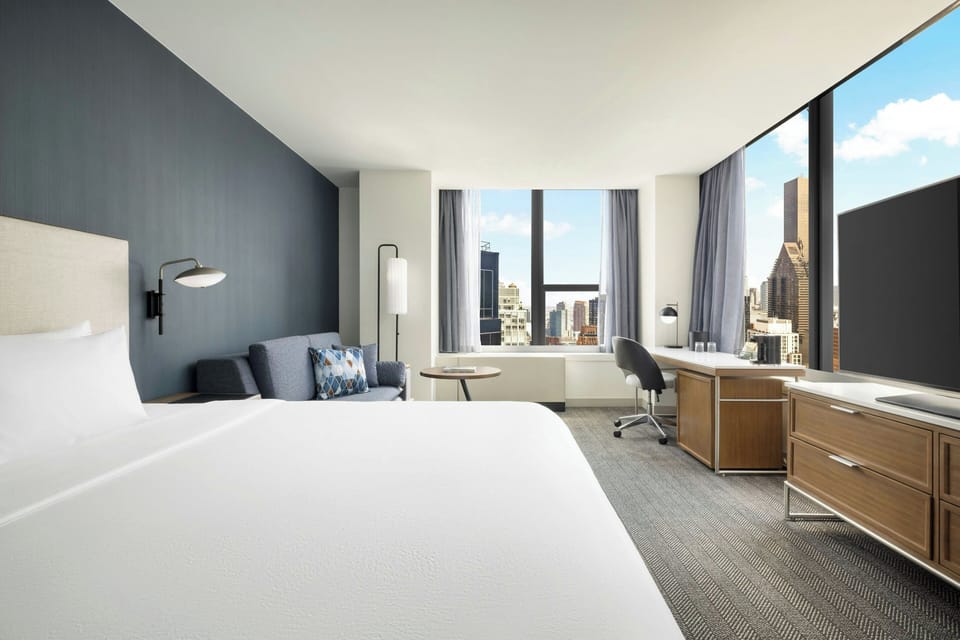 Junior Suite, 1 King Bed, Corner | Premium bedding, pillowtop beds, in-room safe, desk