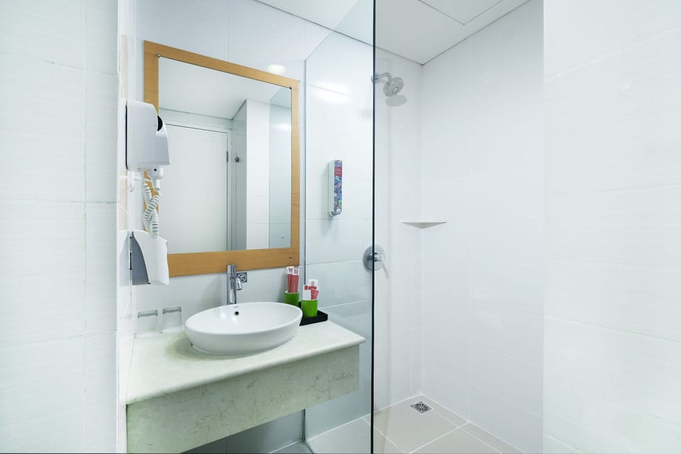 Deluxe Premier Room | Minibar, in-room safe, desk, free WiFi