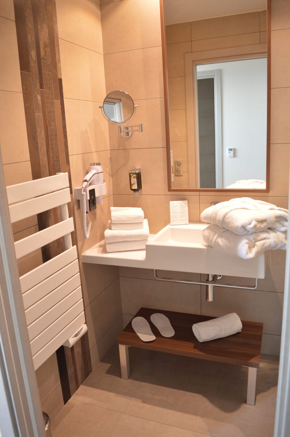 Shower, rainfall showerhead, free toiletries, hair dryer