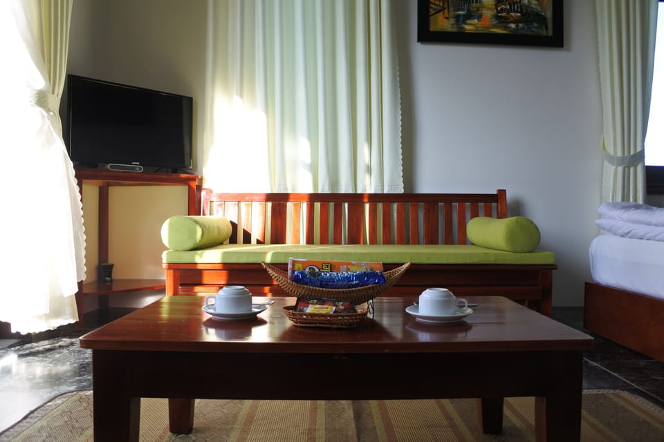 Deluxe Double or Twin Room | Living room | 32-inch flat-screen TV with cable channels, TV