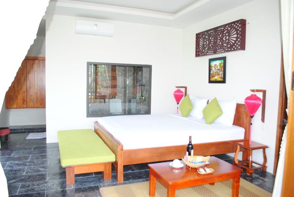 Family Room | Minibar, in-room safe, desk, blackout drapes