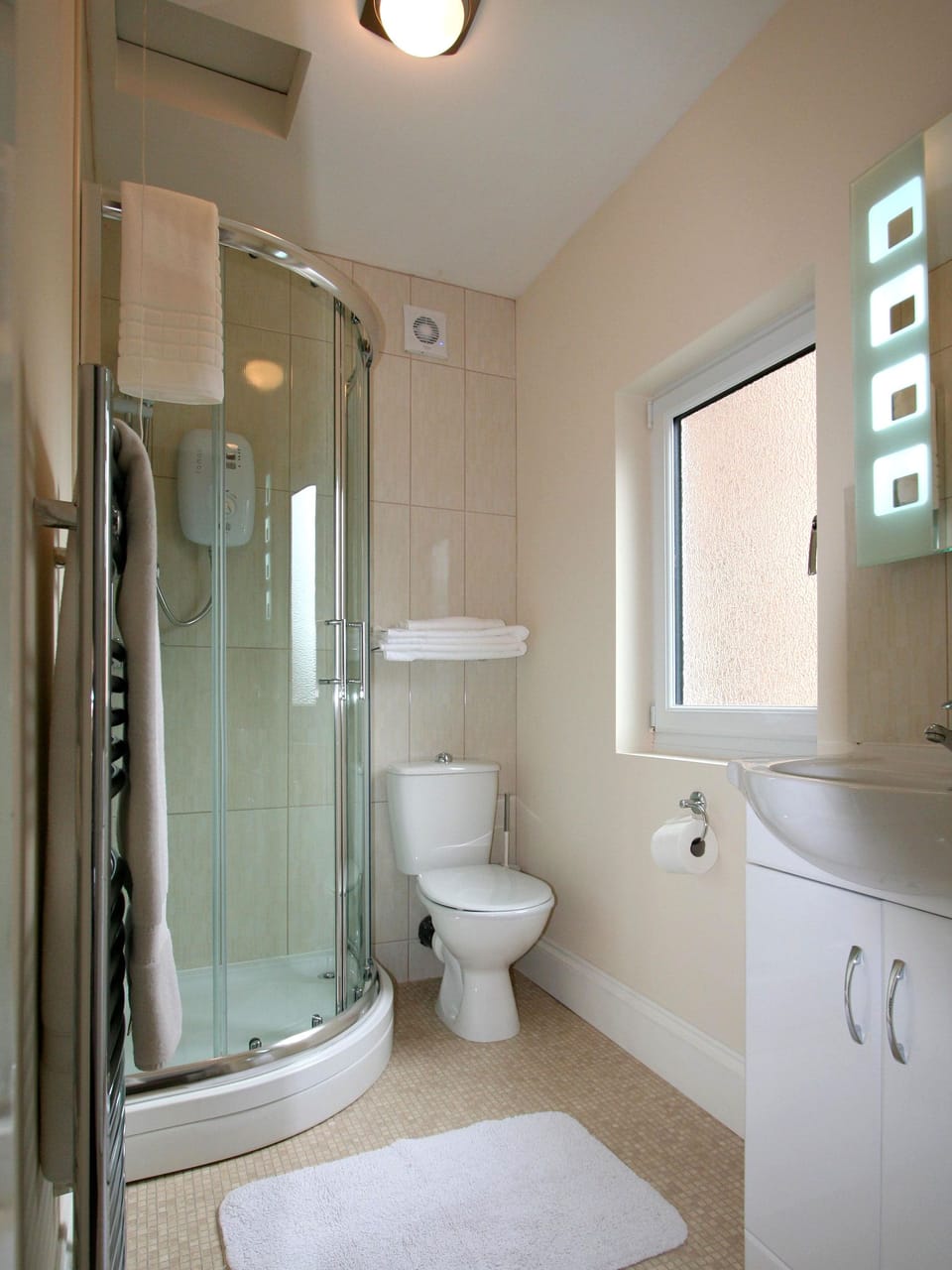 Superior Apartment, 1 King Bed | Bathroom | Shower, free toiletries, hair dryer, towels