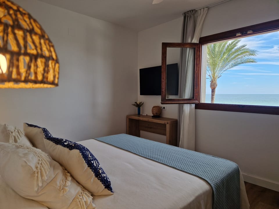Delux Frente al Mar con Ventana | Minibar, in-room safe, desk, laptop workspace