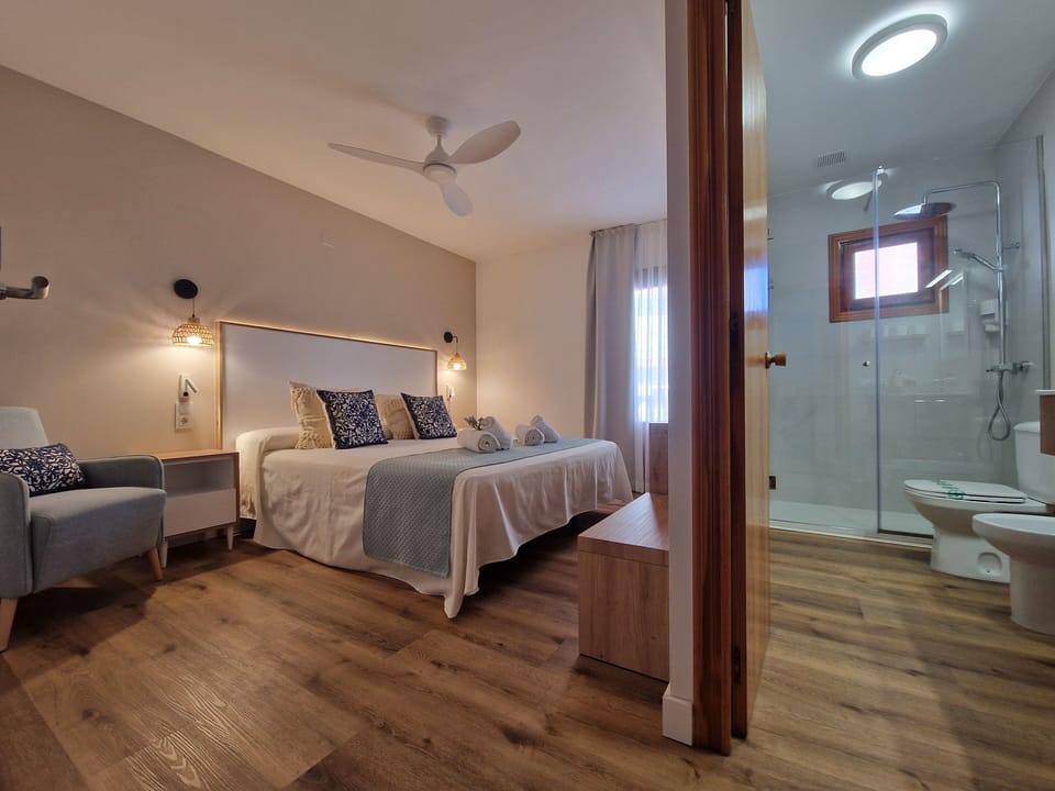 Habitación Doble con Terraza y Vistas Mar | Minibar, in-room safe, desk, laptop workspace