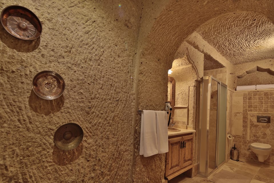 Family Cave Suite  | Premium bedding, in-room safe, desk, laptop workspace