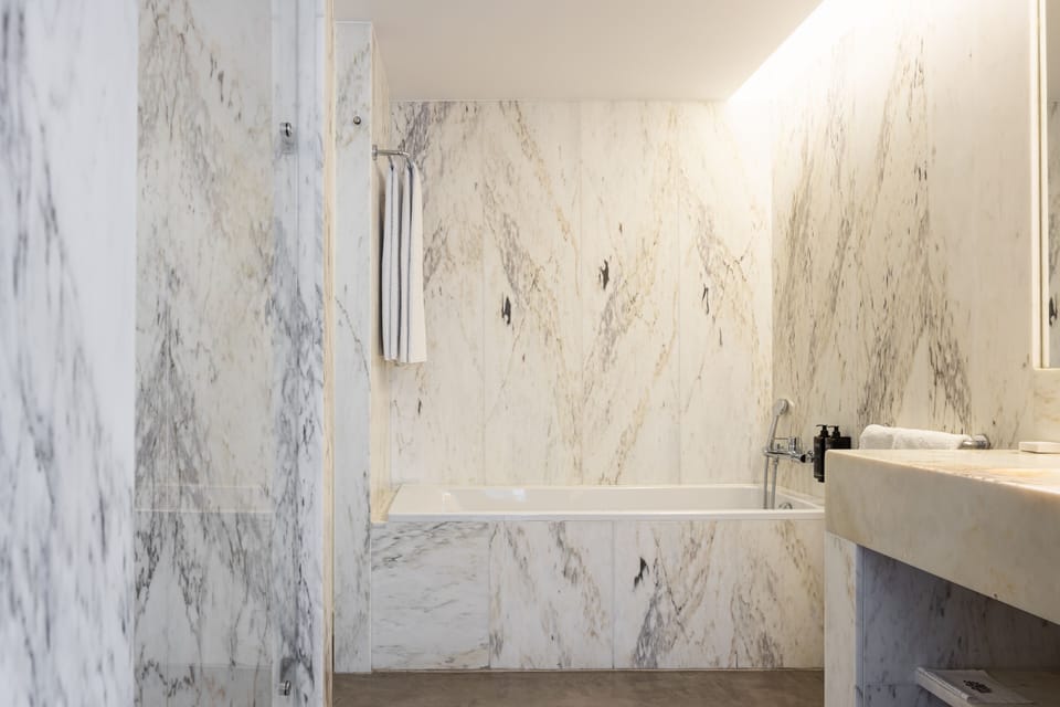 Superior Room | Bathroom | Shower, free toiletries, hair dryer, towels
