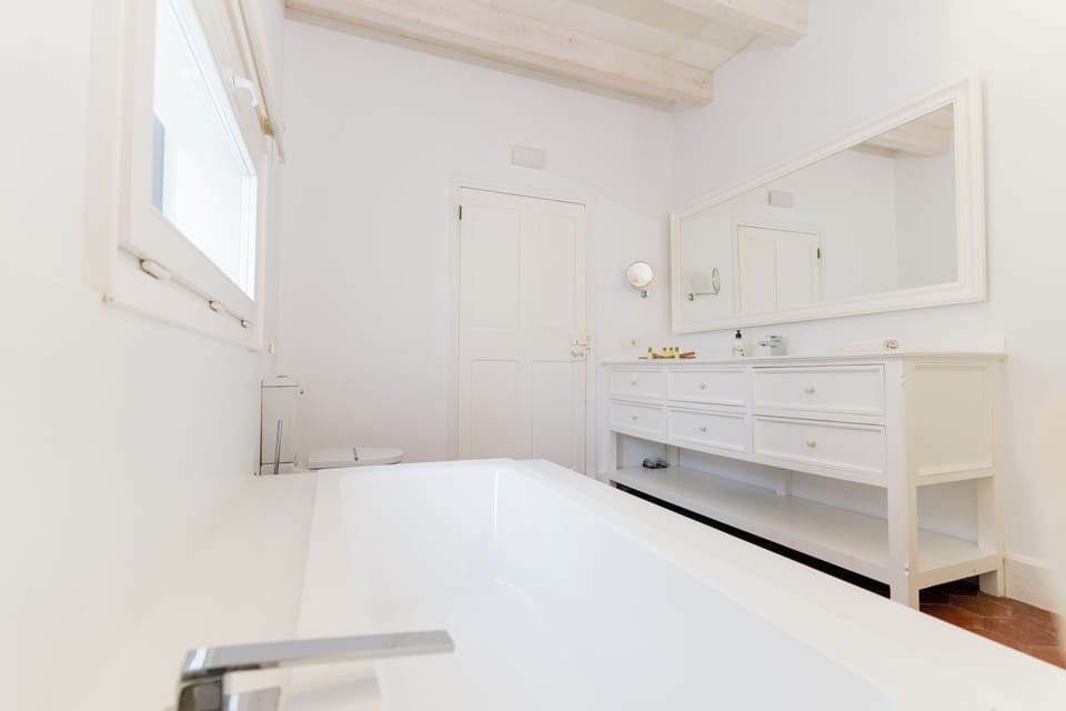 Superior Double Room | Bathroom | Free toiletries, hair dryer, towels