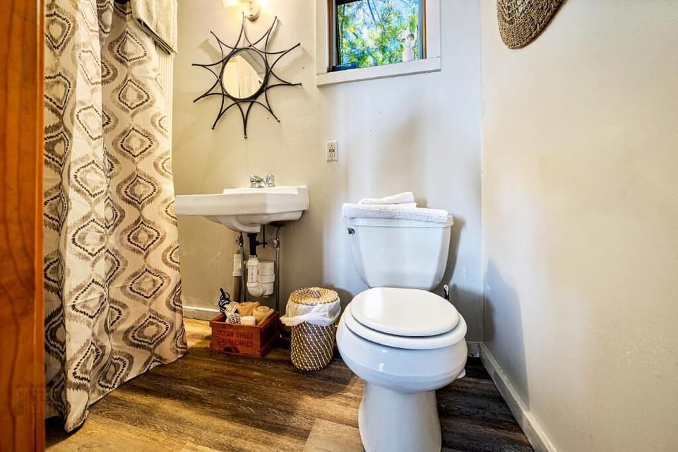 Classic Room, 2 Double Beds | Bathroom | Shower, towels