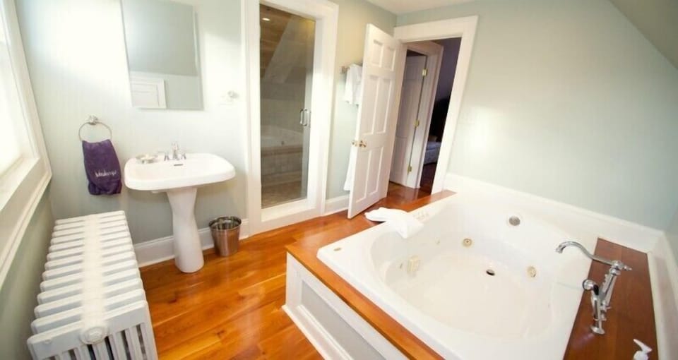 Tower Suite | Deep soaking bathtub