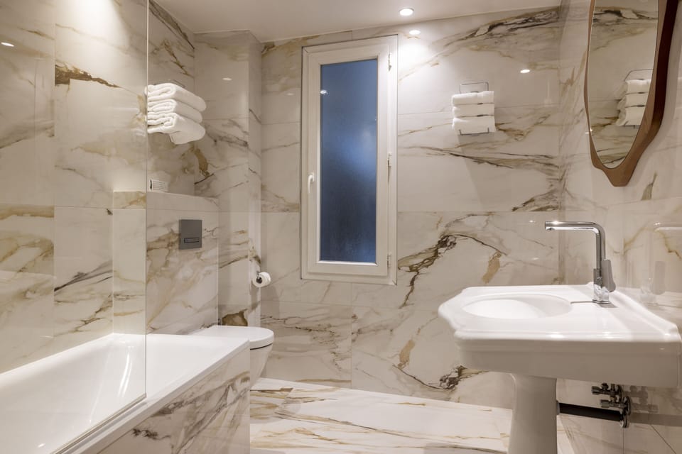 Superior Triple Room | Bathroom | Free toiletries, hair dryer, towels, soap