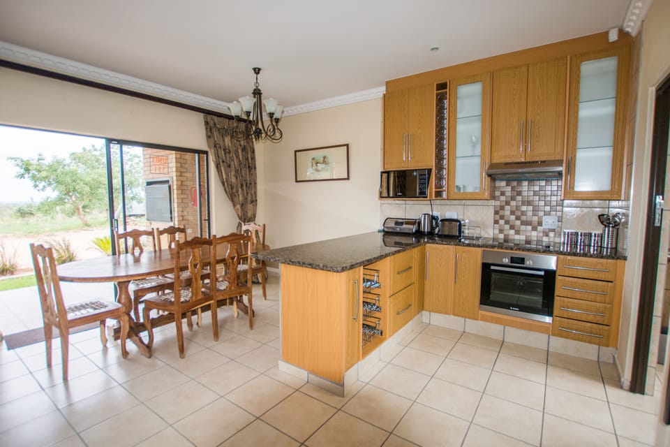 Coffee/tea maker, full-size fridge, microwave, oven