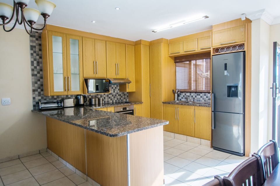 Coffee/tea maker, full-size fridge, microwave, oven