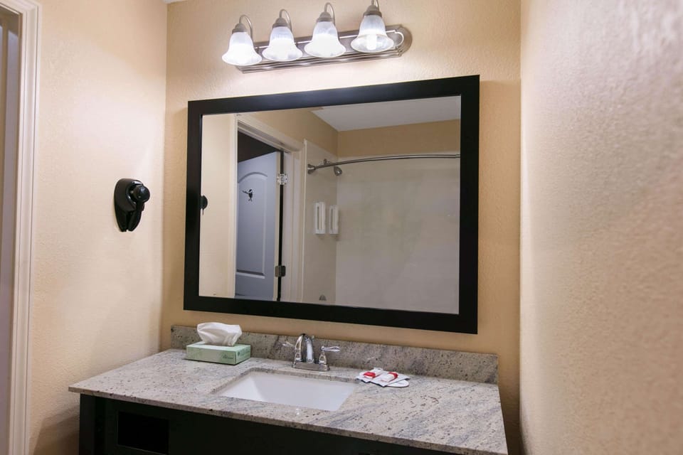 Combined shower/tub, free toiletries, towels