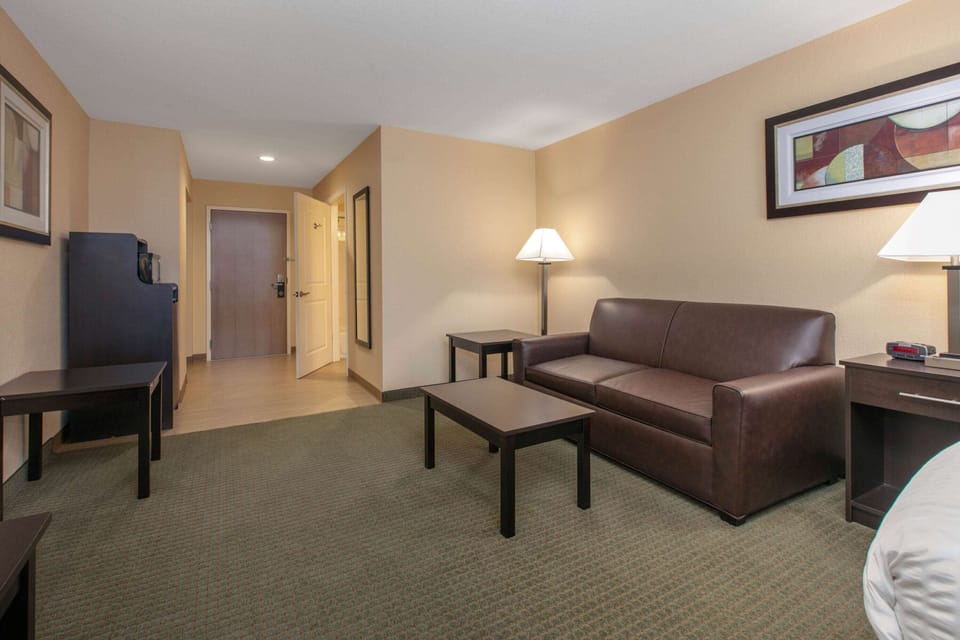 Suite, 1 King Bed, Non Smoking | Desk, iron/ironing board, cribs (free), rollaway beds (surcharge)
