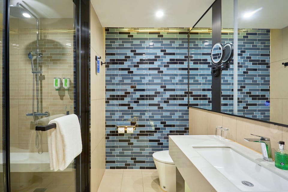 Deluxe Room, 2 Twin Beds, City View | Bathroom | Shower, rainfall showerhead, free toiletries, hair dryer