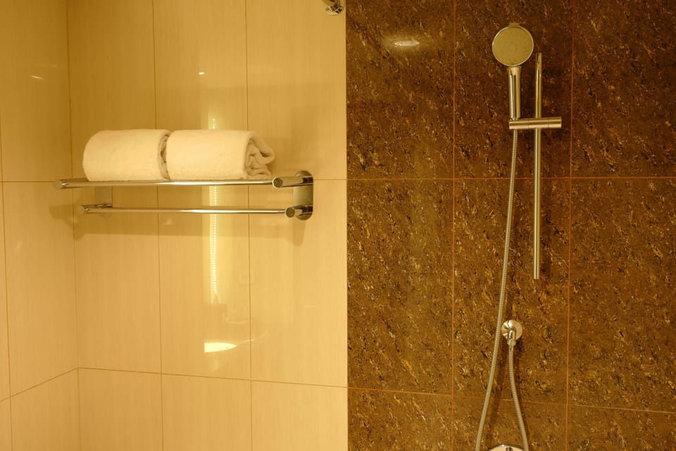 Resort King room  | Bathroom shower
