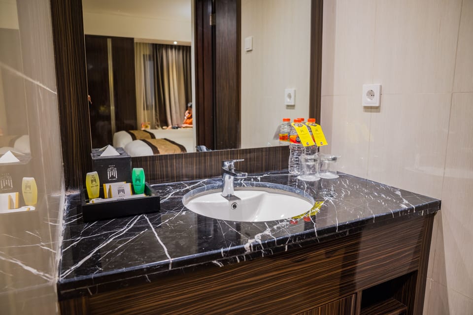 Resort Twin room | Bathroom amenities | Shower, rainfall showerhead, free toiletries, slippers