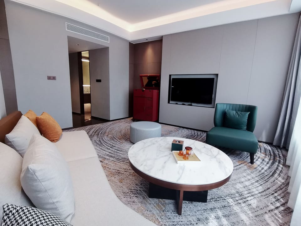 Executive Suite | Minibar, in-room safe, iron/ironing board, free WiFi
