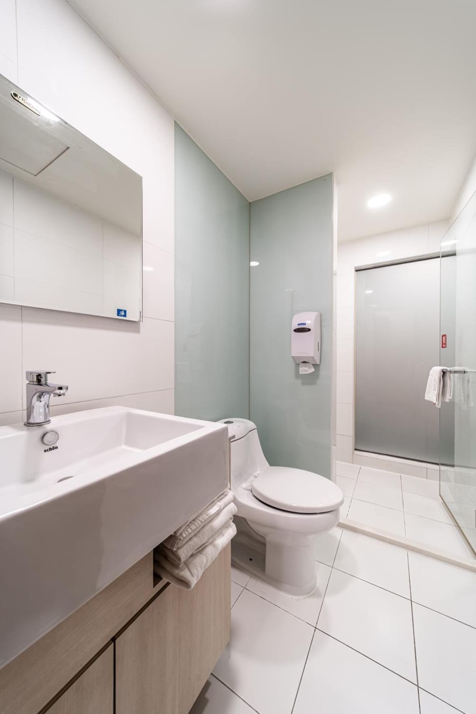 Shower, rainfall showerhead, free toiletries, hair dryer