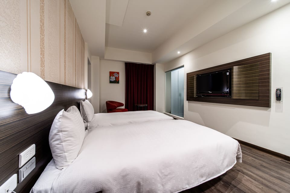 Premium bedding, desk, blackout drapes, soundproofing