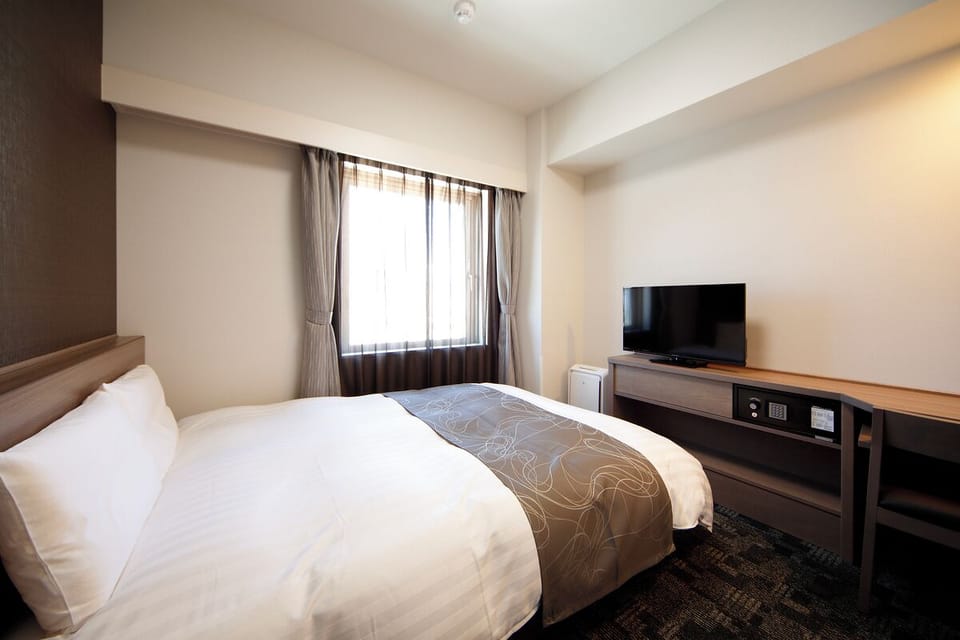 Down comforters, in-room safe, desk, laptop workspace
