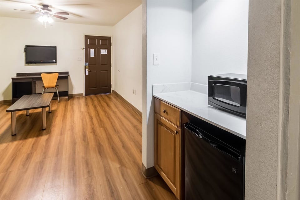 Deluxe Suite, 1 King Bed, Non Smoking | Mini-refrigerator