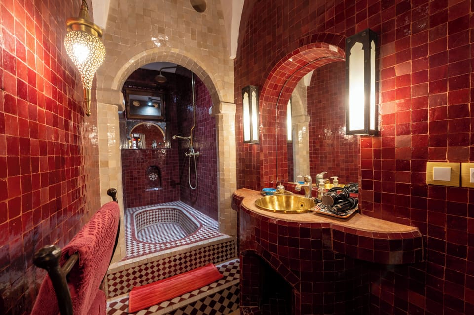 Suite (Sakina) | Bathroom | Free toiletries, hair dryer, towels