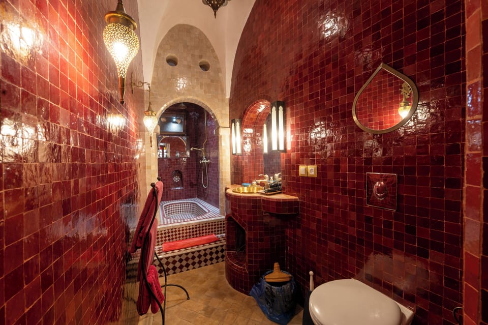 Suite (Sakina) | Bathroom | Free toiletries, hair dryer, towels