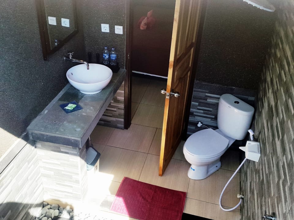 Standard Double Room, 1 Bedroom, Pool View | Bathroom | Free toiletries, towels
