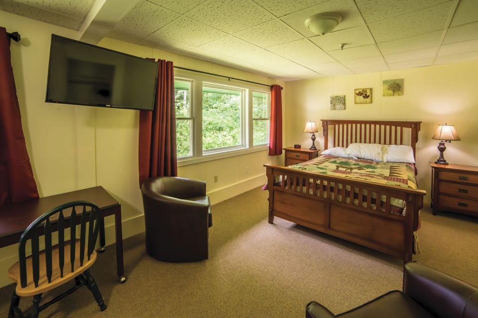 Lodge - Premium Room - 1 Queen | Iron/ironing board, free WiFi, bed sheets