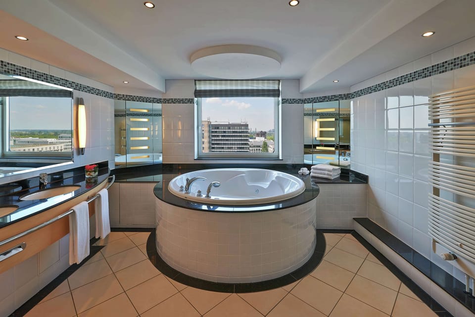Suite | Bathroom | Shower, hydromassage showerhead, free toiletries, hair dryer