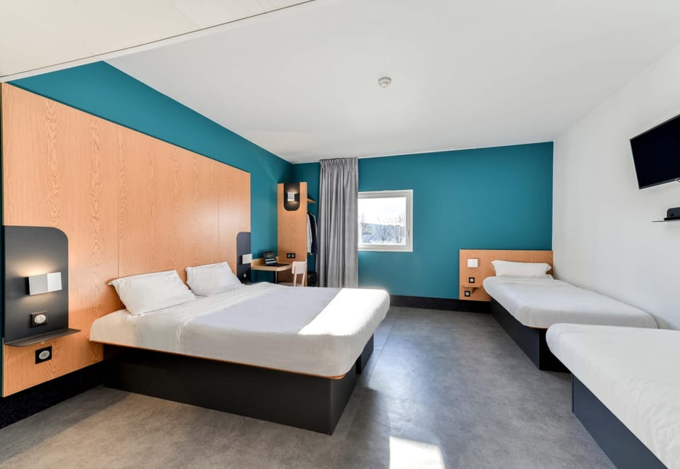 Quadruple Room | In-room safe, desk, soundproofing, iron/ironing board